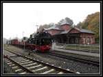 99 608 am 13.Okt.2013 im Bahnhof Putbus mit ihrem Sonderzug.