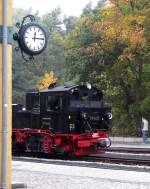 ruegensche-baederbahn/303587/99-608-steht-um-1214-uhr 99 608 steht um 12:14 Uhr in Ghren am 13.Okt.2013