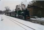 Ein kurzer Personenzug nach Putbus im verschneiten Ghren.