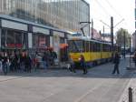 berlin/374630/knapp-vor-der-ausfahrenden-strassenbahn-liefen Knapp vor der ausfahrenden Straßenbahn liefen diese Fussgänger,am 05.Oktober 2014,an der Station Alexanderplatz über die Gleise.