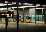 Tw 303 kurz vor der Abfahrt aus der Haltestelle Gotha Hauptbahnhof am Abend des 17.10.14