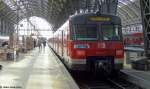 Die S7 in Form eines Triebzuges der Baureihe 420, steht nach Riedstadt-Goddelau im Hauptbahnhof von Frankfurt am Main bereit.
