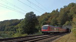 Ein RE Treuchtlingen - München beim Verlassen des Esslinger Tunnels zwischen Dollnstein und Solnhofen.
Aufgenommen am 1. Oktober 2016.