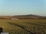 Am 23.02.2014 fhrt hier ein HEX nach Halle (Saale). Im Hintergrund ist der Petersberg zu sehen.