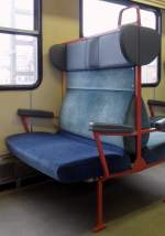 Sitzbank eines n-Wagens der eine Rückenlehne in Hannover-Grün und ein Sitzpolster in Hannover-Blau zu bieten hat.