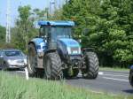 Am 11.Juni 2013 verursachte Dieser New Holland Traktor in Samtens einen kleinen Rckstau.