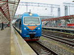 Die E-lok EP1M-393 mit dem internationalen Personenzug an der Station Kasan in Tatarstan am 11.