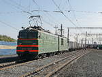 Güterzug gezogen von WL10-1673 (ВЛ10-1673) bei der Einfahrt in den Bahnhof von Barabinsk am 13.