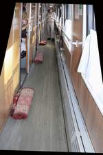 Blick in einen Wagen des Zug No. 44 am 20. September 2017 bei Amazar.Diese Teppiche waren für die Touristen Abteile.