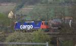 eine Lok der SBB Cargo mit einem Kesselwagenzug passiert Coswig. 11.04.2014 17:43 Uhr.