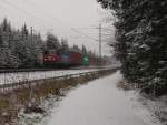 421 389-8 mit einem Containerzug zu sehen in Drochaus/V. im ersten Schnee in diesem Winter am 02.12.14.