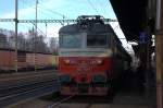 242 213-7  steht mit einem kurzen Zug abfahbereit Richtung Cheb in Karlovy Vary.
12.02.2014 14:08 Uhr.