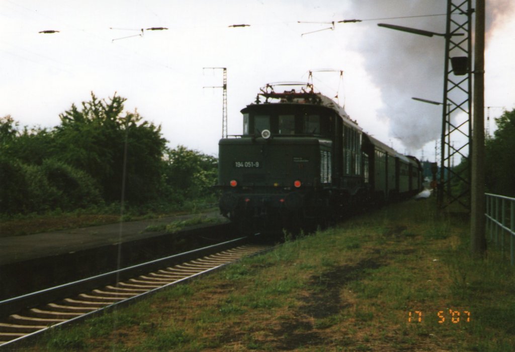 194 051-9 bei der Durchfahrt mit einem Pendelzug durch den Bahnhof Weiterstadt am 17.Mai.2007(Gescannt)