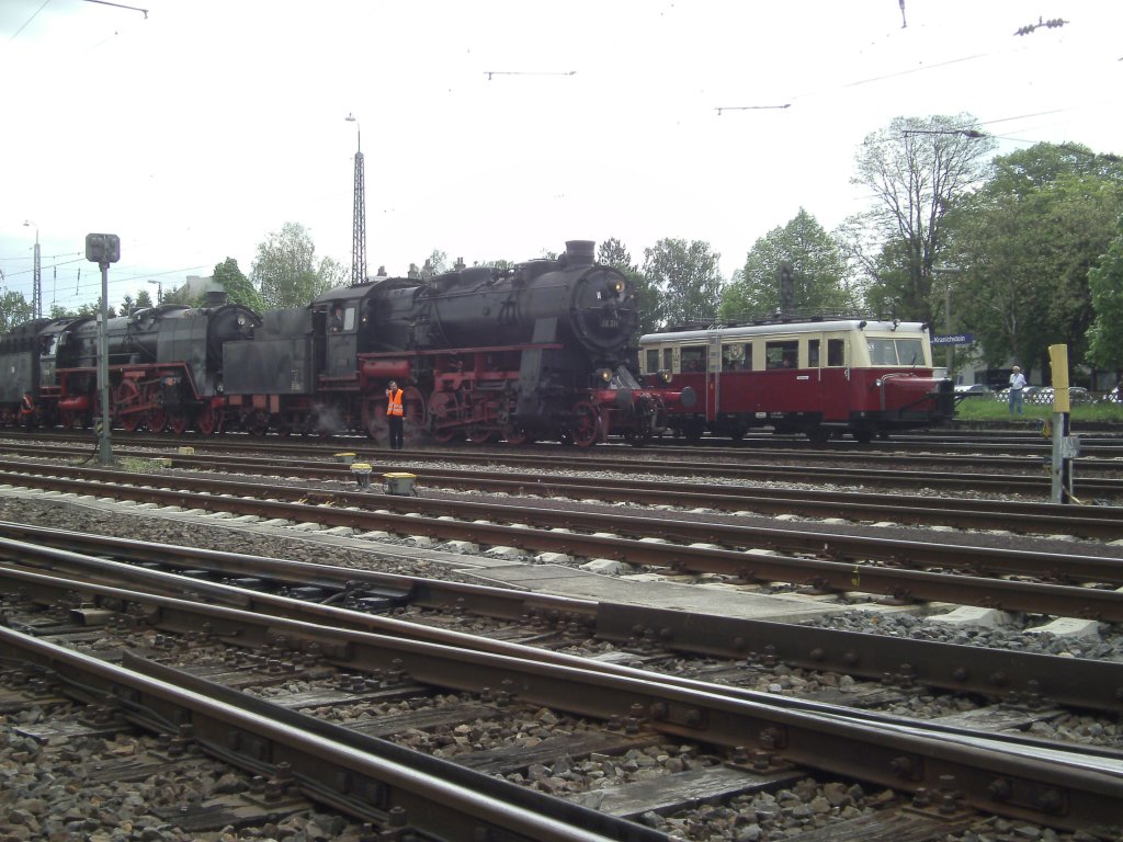 58 311(Ulmer Eisenbahnfreunde) und 01 118(Historische Eisenbahn Frankfurt) stehen kurz nach ihrer Ankunft bei den Bahnwelttagen 2013 auf dem Bahnhof Darmstadt Kranichstein während der Wismarer Schienenbus an ihnen vorbei fährt