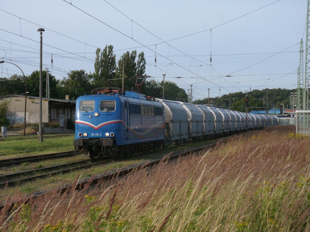 Nachdem sich der Kreidezug,am 19.Juli 2013,in Bergen/Rgen wieder vereint hat,verlie 151 170-8 den Bahnhof am Abend gegen 20Uhr.