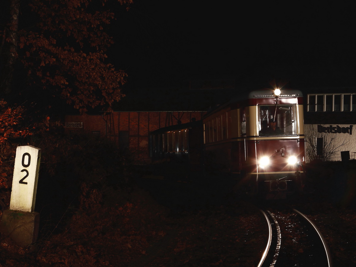  137 322 der Zittauer Schmalspurbahn wird am 26. November 2016 steht bei einer  Sonderfahrt im Bahnhof Bertsdorf.