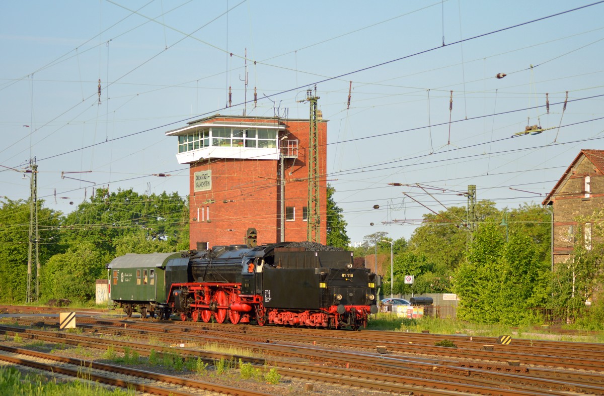 01 118 (HEF) bei der Einfahrt mit ihrem Überführungszug in den Bahnhof Darmstadt-Kranichstein am 14.05.2015.