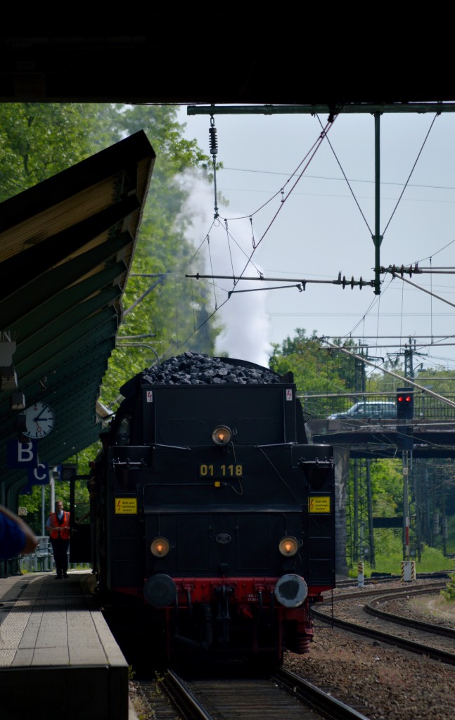 01 118 (HEF) mit dem Abfahrtspfiff in Darmstadt Hbf am 14.05.2015