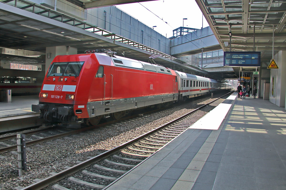 101 128-7 mit dem  IC 1917 nach Karlsruhe am 02. April 2018 in Berlin Südkreuz.