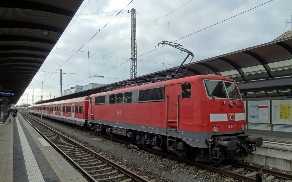 111-173 und 4 x-Wagen stehen als S1-Ersatzzug nach Nürnberg Hbf in Bamberg bereit.
Aufgenommen im Oktober 2014.
