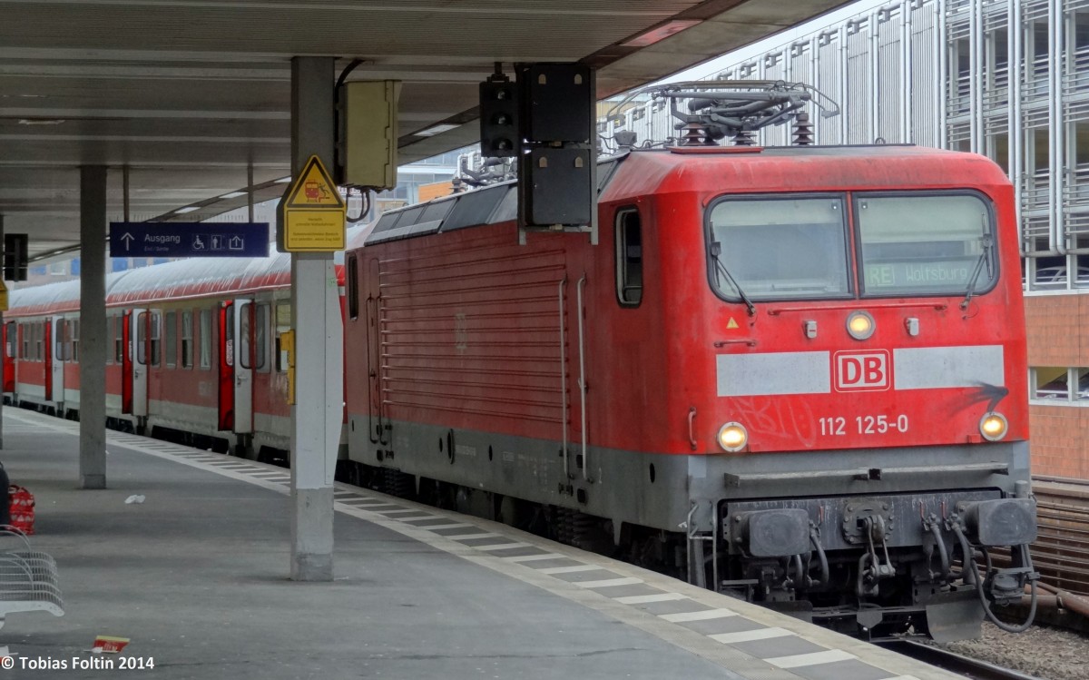 112-125 wird sich in Kürze in die Autostadt nach Wolfsburg aufmachen.
Aufgenommen im März 2014 in Hannover Hbf.