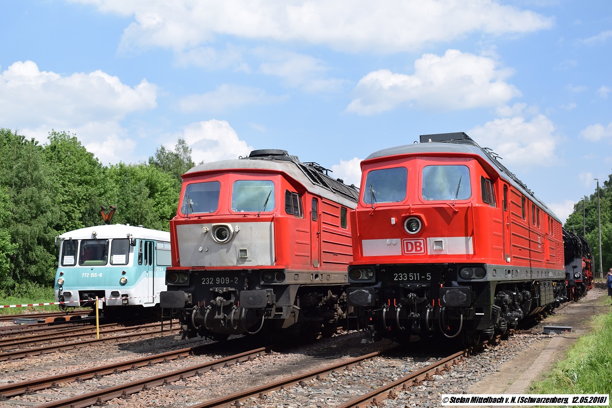 12.05.2018: Ausgestellt sind hier die beiden Ludmillas 232 909-2 und 233 511-5. Die Ferkeltaxe, welche den Zubringer vom Bahnhof Schwarzenberg zum Museumsbahnsteig leistete passiert gerade die beiden Ludmillas.