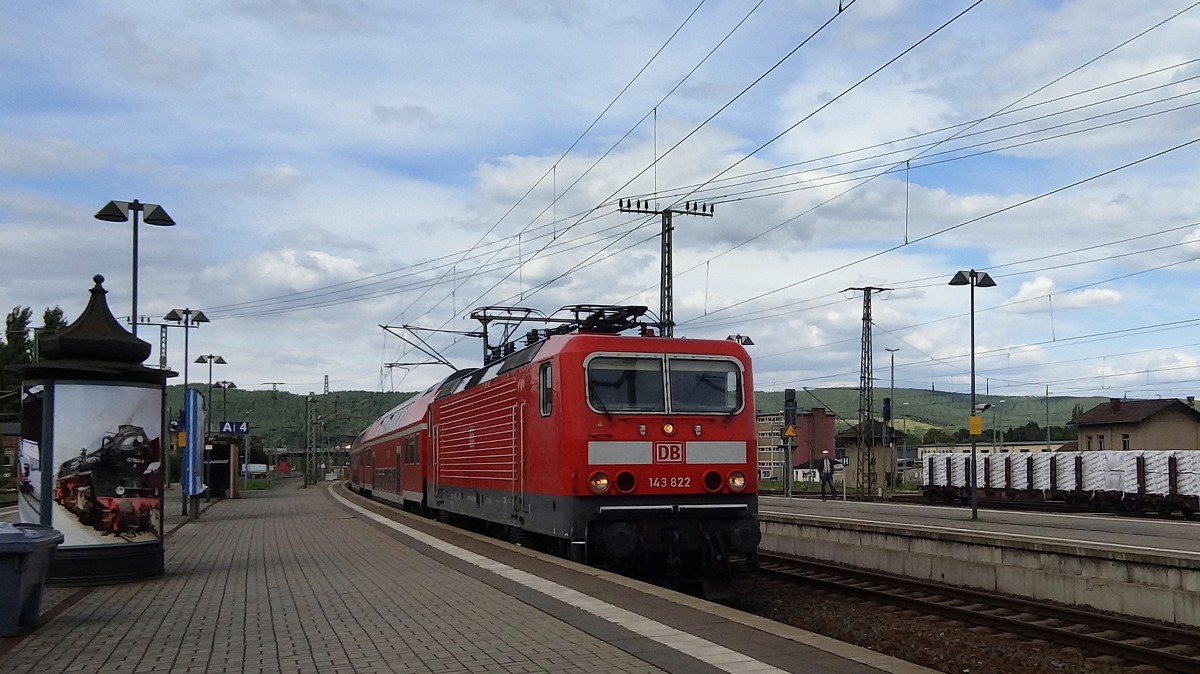 143-822 fährt als RE aus Jena Saalbahnhof in den Bahnhof von Saalfeld(Saale) ein.
Aufgenommen im August 2014.