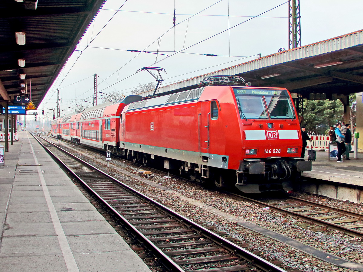 146 028 als RE in Magdeburg Hauptbahnhof am 17. Februar 2018. 