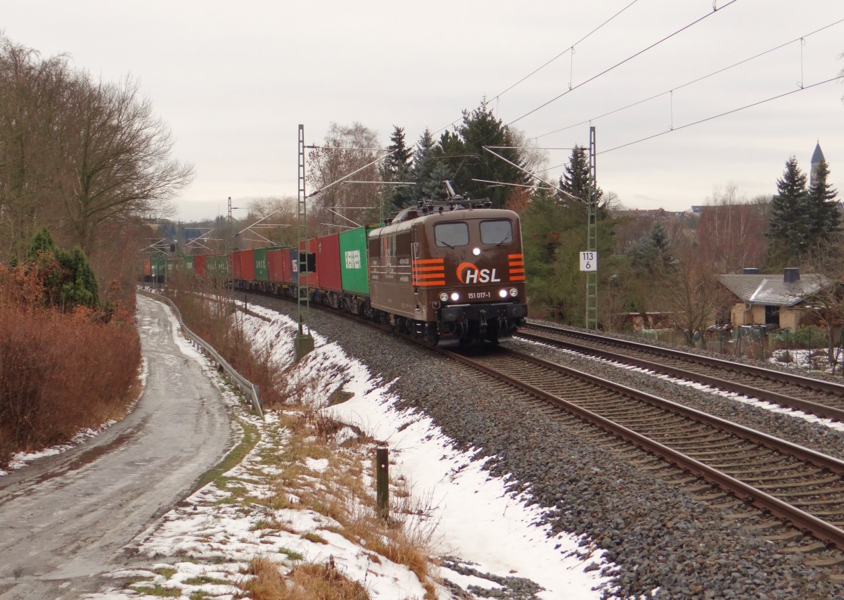 151 017-1 (HSL) zu sehen am 25.01.16 in Plauen/V. mit dem Container von Hof nach Hamburg.