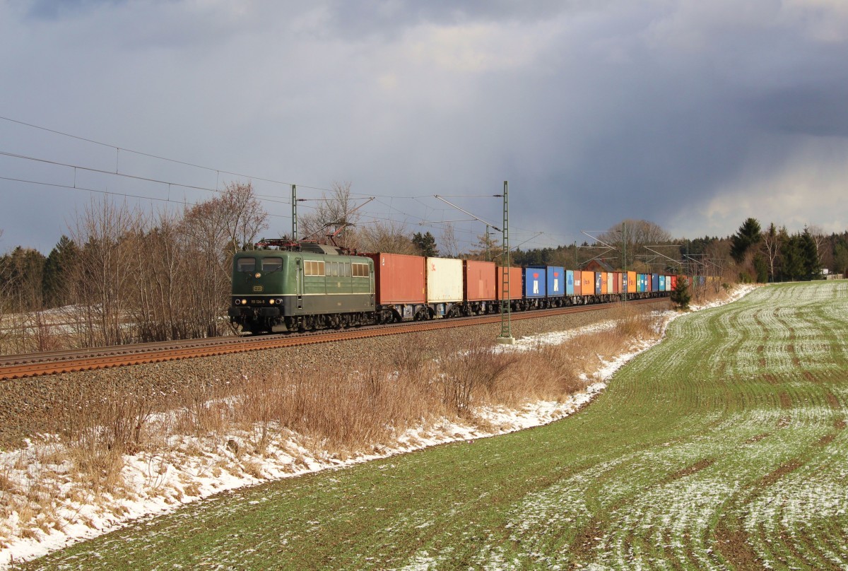 151 124 (SRI) zu sehen mit dem Containerzug von Glauchau/Sachs. nach Hof/Saale am 24.02.16 an der Schöpsdrehe bei Plauen/V.