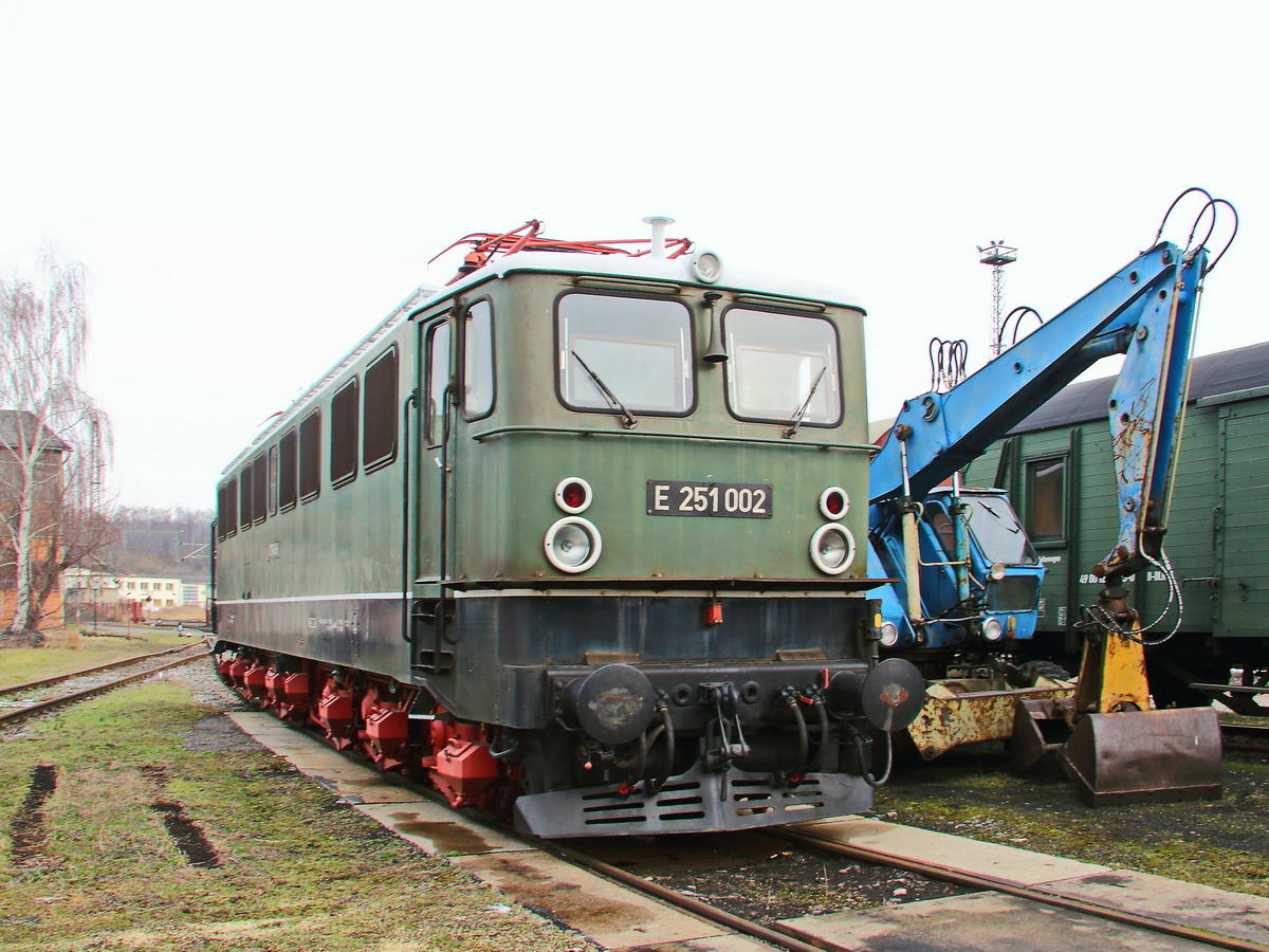 171 002-9 (E 251 002) steht am 17. Februar 2018 auf dem Gelände der Traditionsgemeinschaft 50 3708 e.V. in Blankenburg Harz.