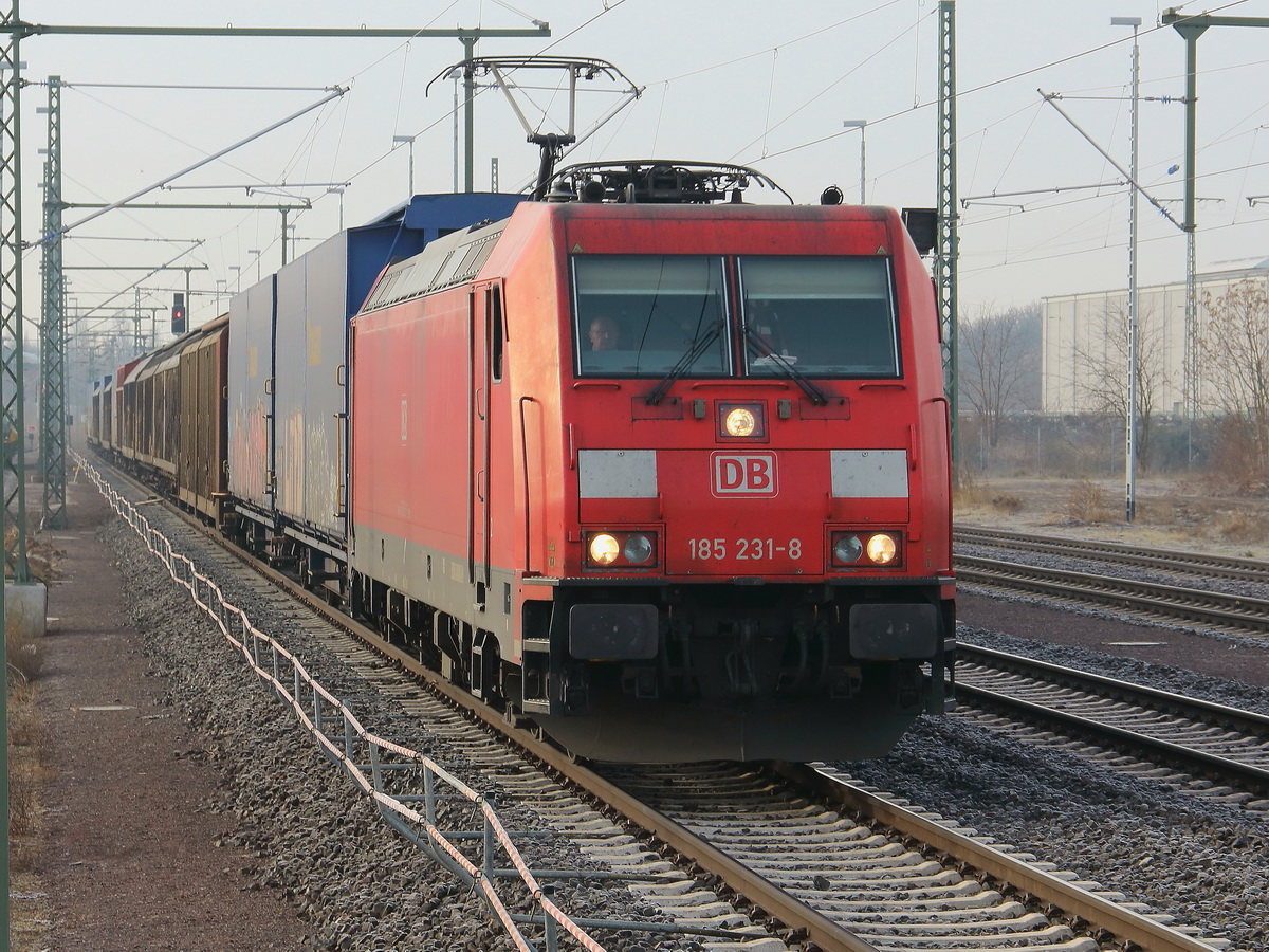 185 231-8 mit einem Güterzug im Hauptbahnhof von Magdeburg am 17. Februar 2018.