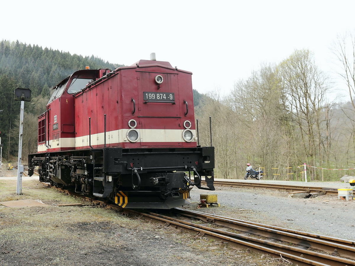199 874-9 rangiert  am 25. April 2015 im Bahnhof Eisfelder  Talmhle.