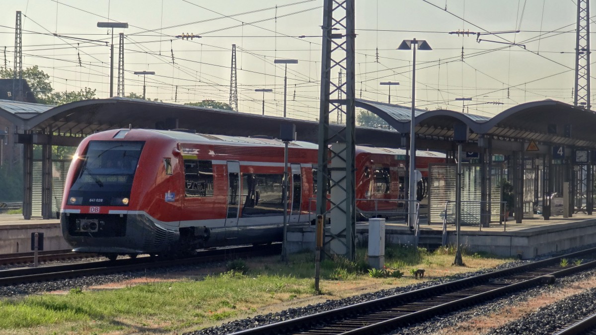 2 Triebwagen der Baureihe 641 verlassen soeben den Bamberger Bahnhof um nach Hof / Bayreuth zu fahren.
Aufgenommen im April 2014.