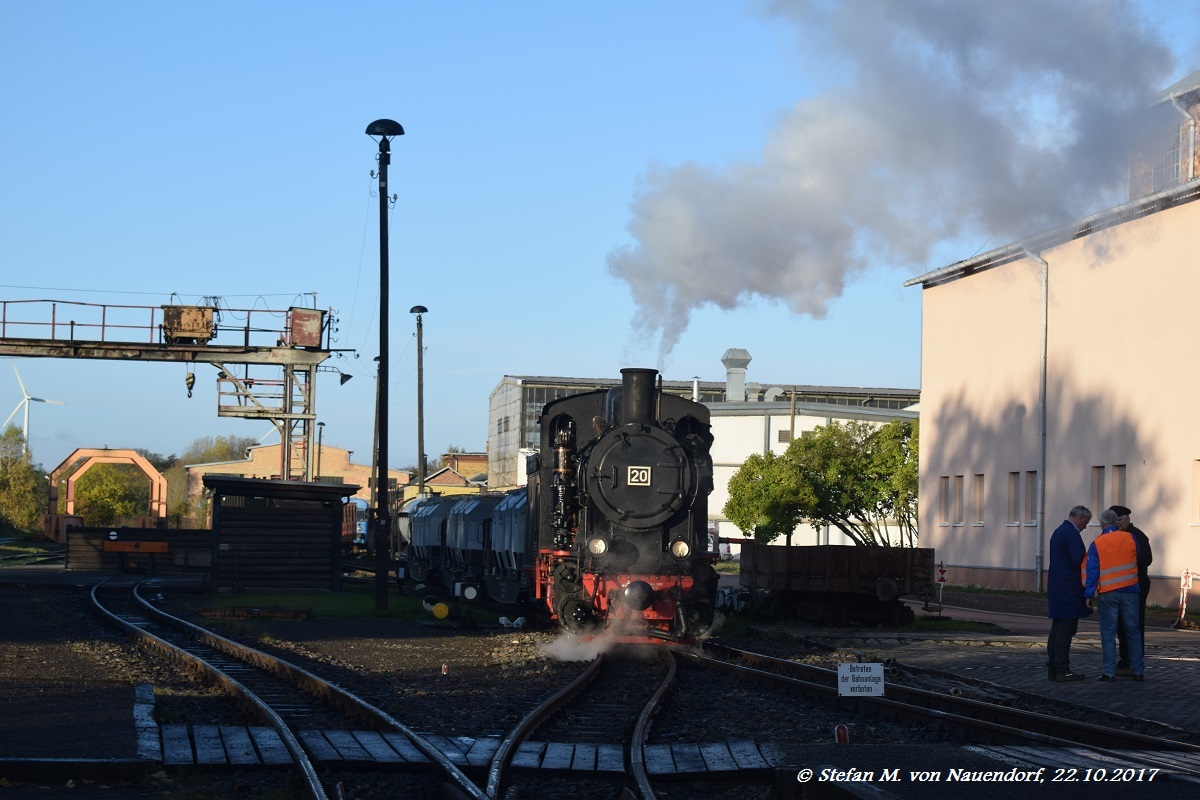 22.10.2017: Am Morgen steht der Güterzug in Richtung Hettstedt in Benndorf zur Abfahrt bereit. in wenigen Minuten wird er einen GmP mit Lok 33 passieren, welcher in Benndorf am Bahnsteig steht und ebenfalls auf Abfahrt wartet.