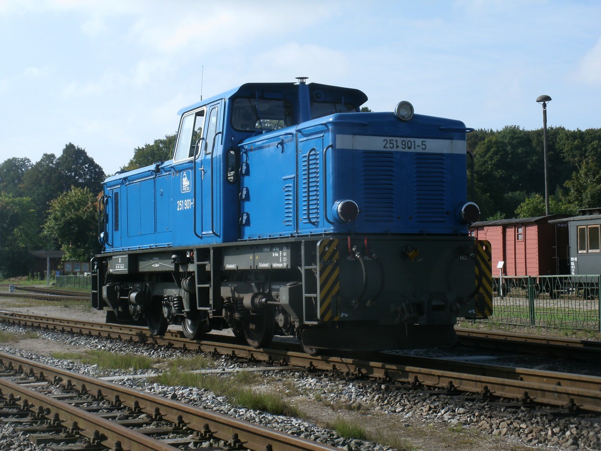251 901 wartete,am 14.September 2013,in Putbus auf dem P102 aus Ghren.