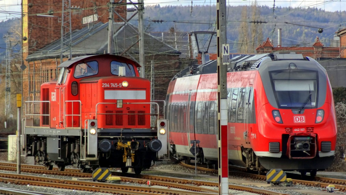 294-745 fährt in Bamberg an der Abstellanlage vorbei wo 442-107 eine Pause macht.
Aufgenommen im Februar 2014.