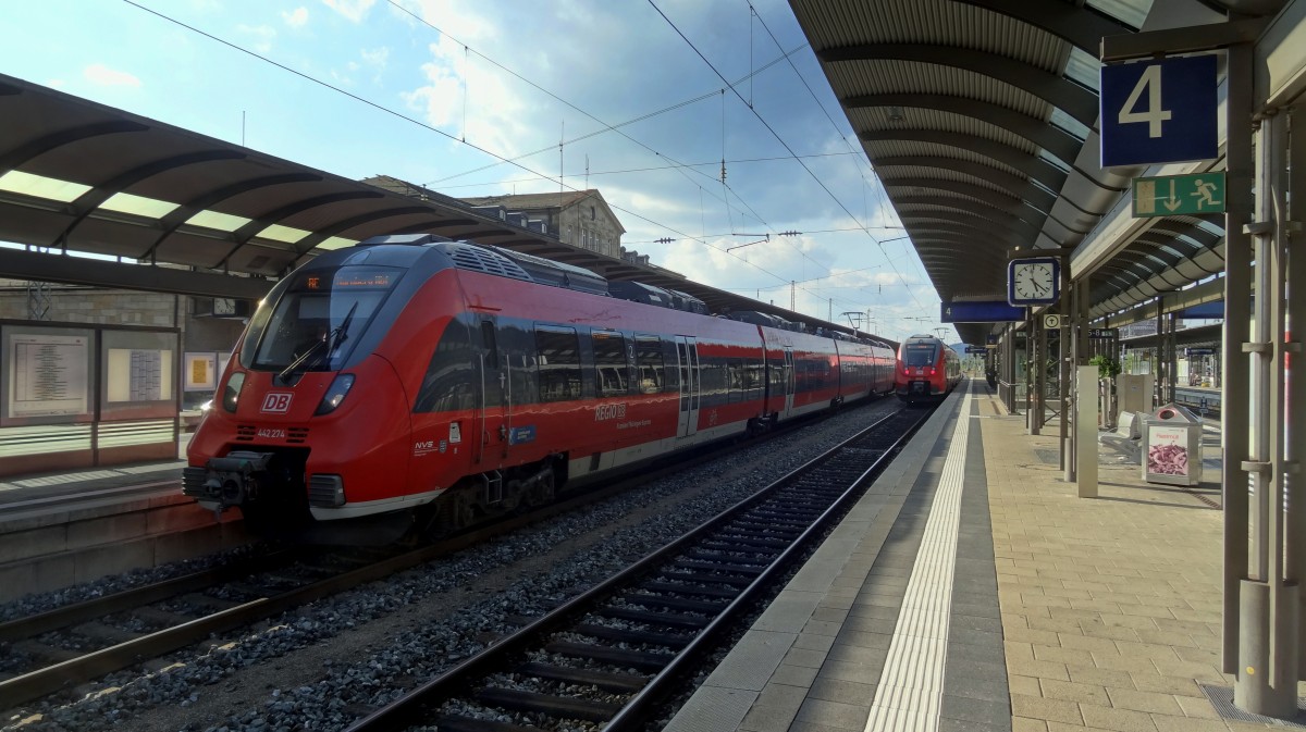 2x Talent in Bamberg. Links der RE nach Nürnberg Hbf und rechts der RE nach Coburg.
Aufgenommen im August 2014.