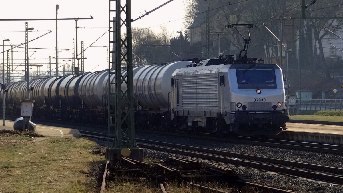 37030 hat einen Kesselwagenzug am Haken. 
Aufgenommen bei der Durchfahrt in Kronach im Mrz 2014.