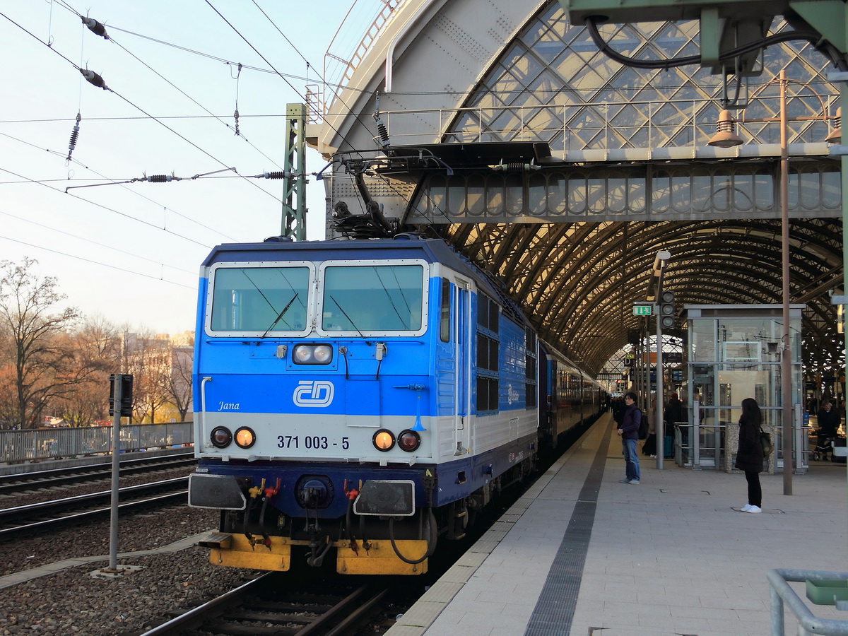 371 003-5 rangiert in Dresden Hauptbahnhof zum EC nach Prag am 25. November 2016. 