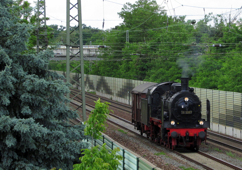 38 2267(Eisenbahnmuseum Bochum) des Eisenbahnmuseum Bochum Dahlhausen fuhr am 23.Mai.2014 von Bochum nach Heilbronn.Dort wird sie am Wochenende als Gastlok unter Dampf stehen.Hier stand sie 40 Min im Bahnhof Nauheim im Gleis 3.