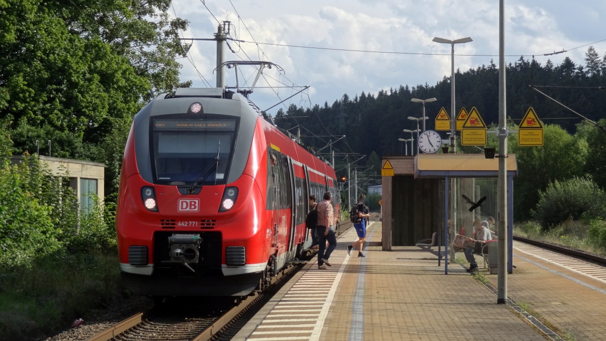 442-271 macht Station im Bahnhof von Stockheim(Oberfranken). 
Aufgenommen im August 2014.