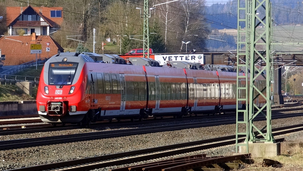 442-309 ist als RB nach Nürnberg Hbf kurz vor Erreichen des Bahnhofes Kronach.
Aufgenommen im März 2014.