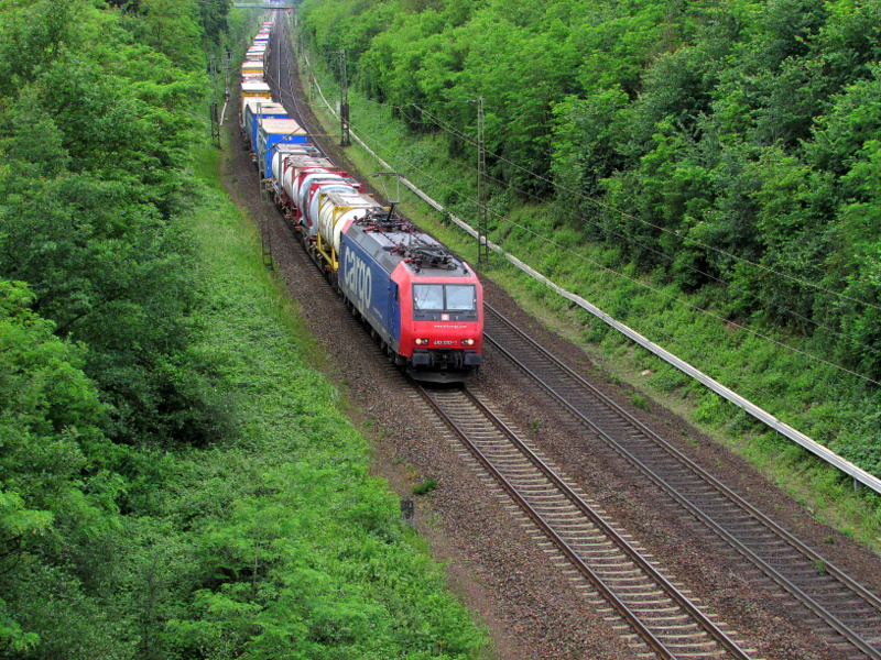 482 003-1 mit einem Gterzug kurz vor Darmstadt Sd am 29.Mai.2014
