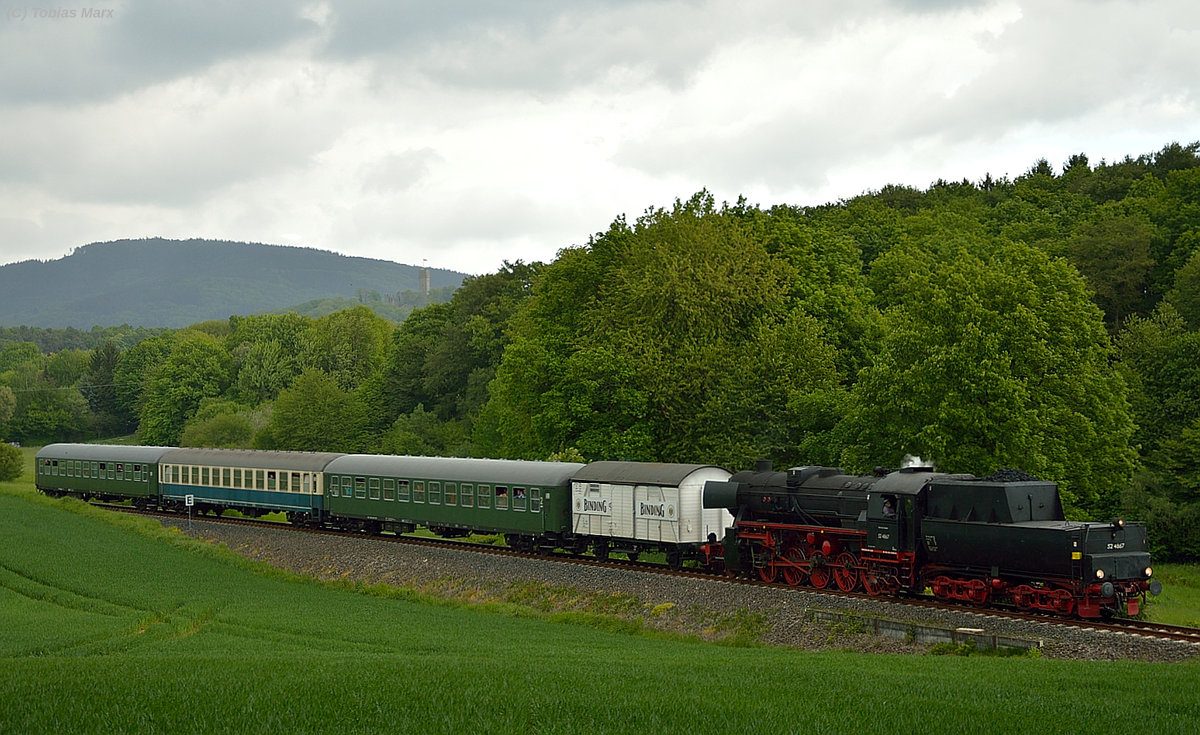 52 4867 (HEF) rollt hinter Schneidhain Bergab nach Kelkheim am 15.05.2016
