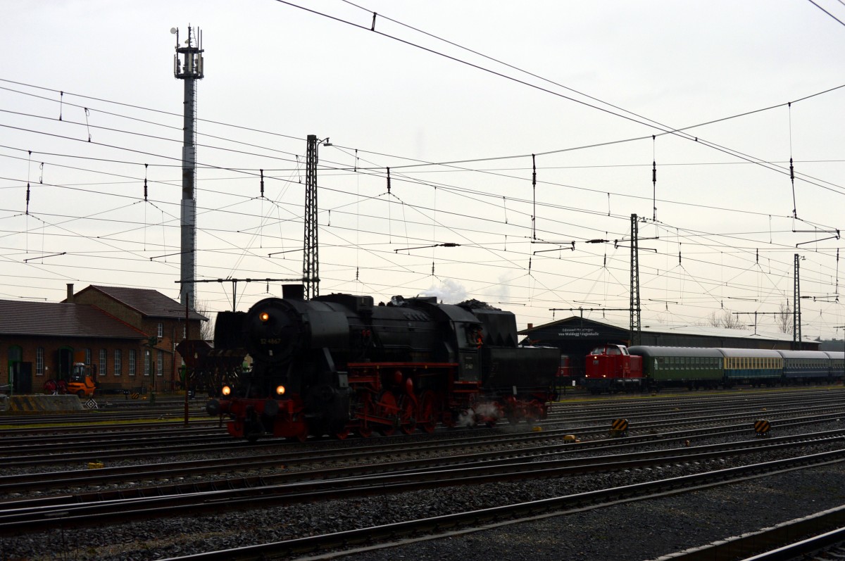 52 4867 der Historischen Eisenbahn Frankfurt beim Rangieren auf dem Bahnhof Darmstadt Kranichstein am 13.12.2014.Im Hintergrund steht die V122 des Eisenbahnmuseum Kranichstein mit einem Sonderzug.Den Sonderzug wird die 52 4867 dann nach Rüdesheim befördern.