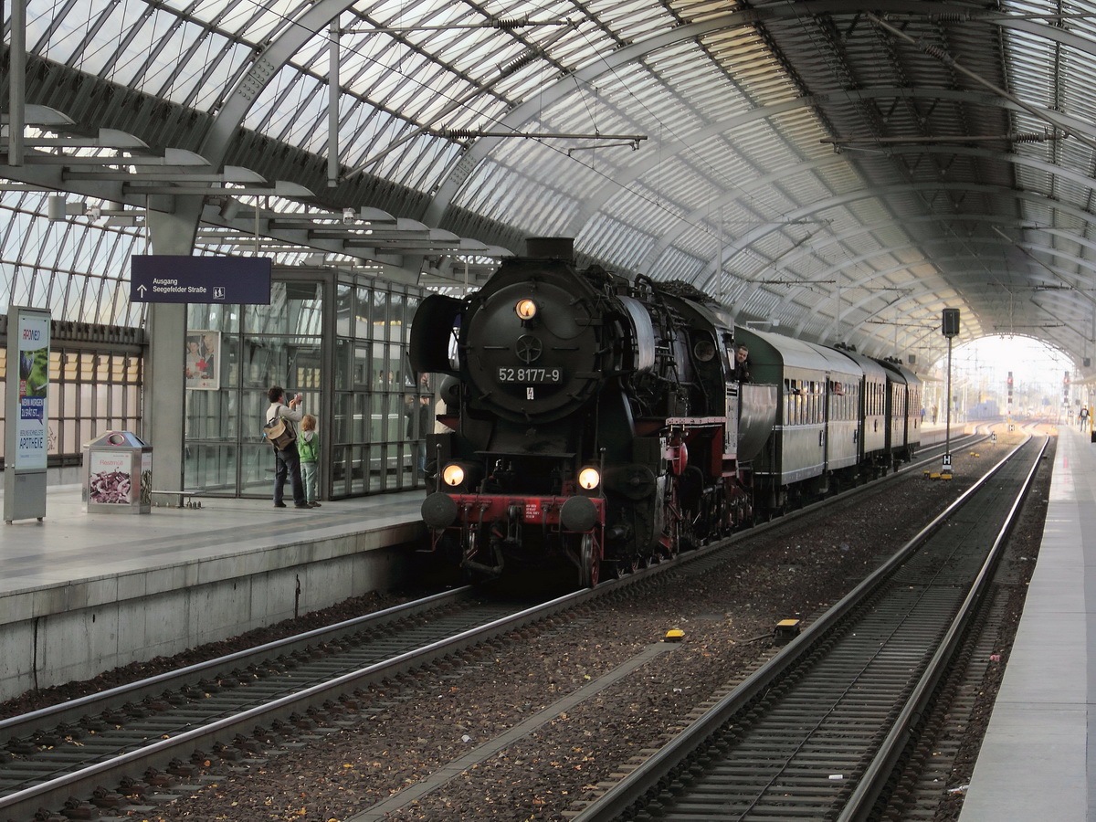 52 8177-9 der Dampflokfreunde Berlin e.V. am 27. Oktober 2013 mit dem Sonderzug 25710 (Berlin Spandau – Berlin-Wannsee –Potsdam Hauptbahnhof – Berlin Spandau) bei der Einfahrt in den Bahnhof Berlin-Spandau. 