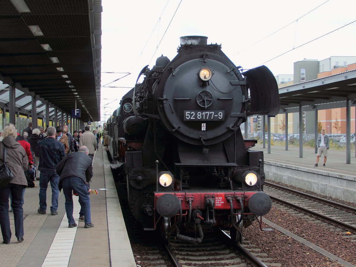 52 8177-9 der Dampflokfreunde Berlin e.V. am 27. Oktober 2013 mit dem Sonderzug 25710 (Berlin Spandau – Berlin-Wannsee –Potsdam Hauptbahnhof – Berlin Spandau) im Hauptbahnhof von Potsdam. 

