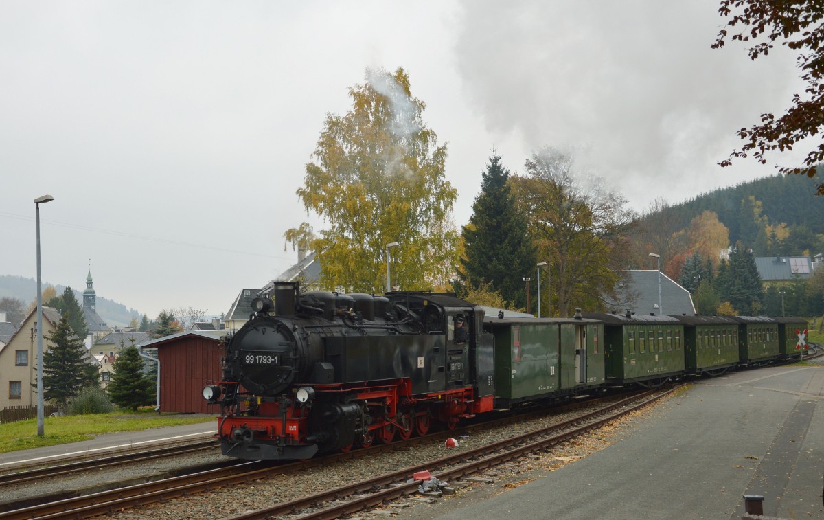 99 1793-1 bei der Einfahrt in Neudorf mit dem DR-Zug am 25.10.2015 (2)