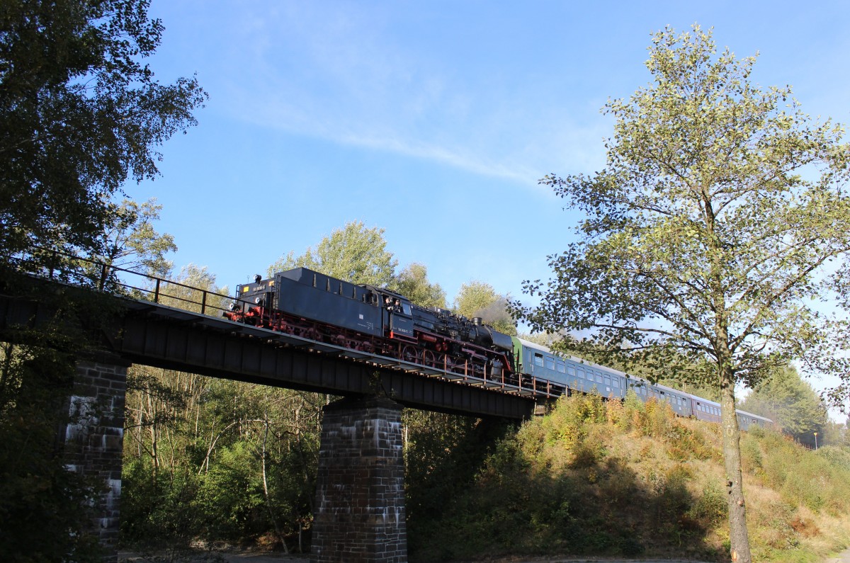 Am 05.10.13 fuhr die Erzgebirgische Aussichtsbahn wieder von Schwarzenberg nach Annaberg und zurck. Heute mit 50 3616(Schwarzenberg) hier in Schlettau.
